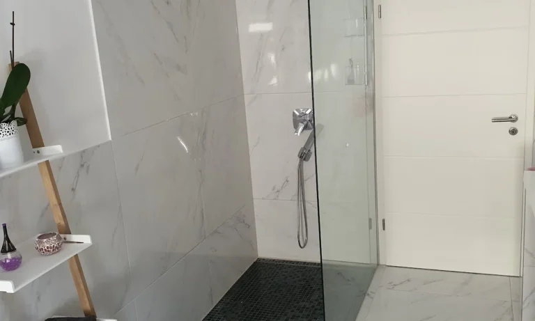 FLIESENLEGER & SANITÄR & BADEWANNE ZUR DUSCHE