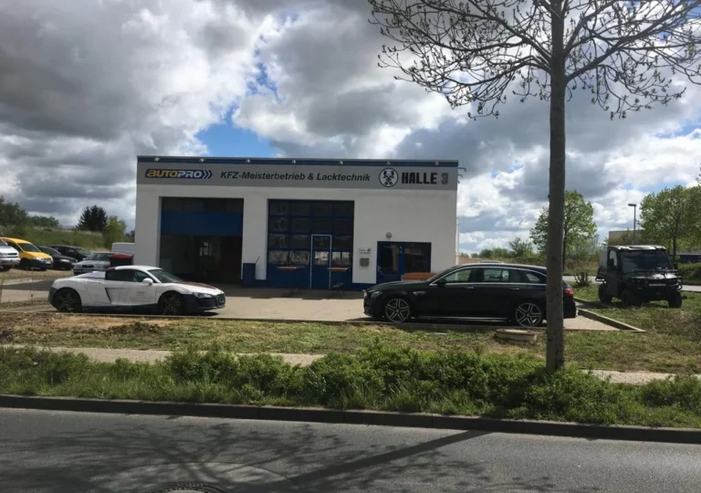 Halle 3 KFZ Meisterbetrieb und Lackiertechnik / Matthias Schingen