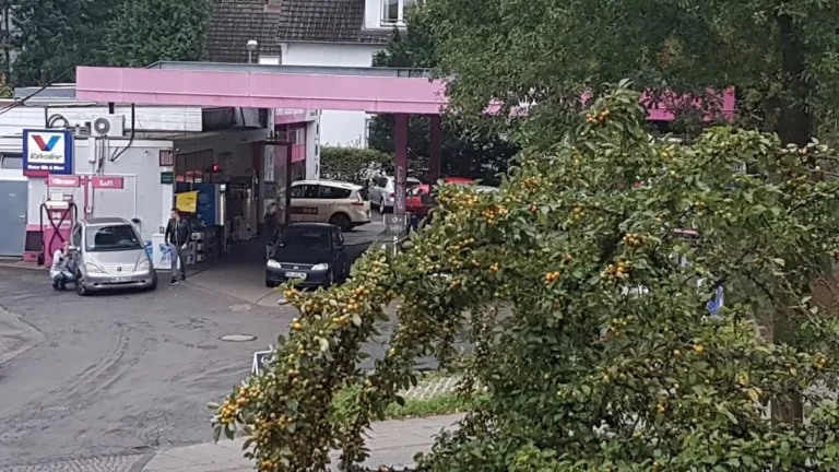 HMH Auto-Reparatur GmbH / Pink Tank